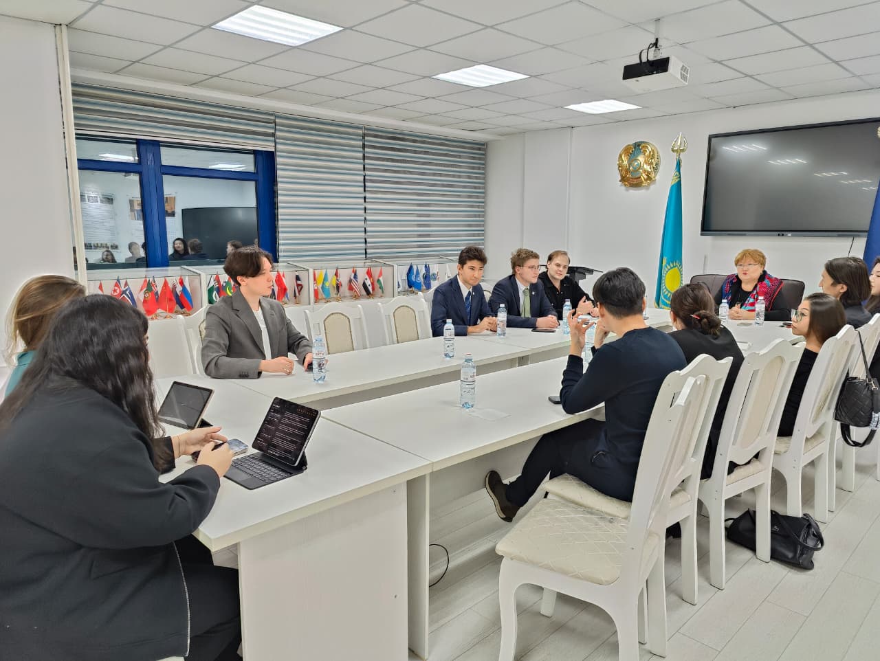 Халықаралық қатынастар факультетінде әл-Фараби атындағы Қазақ ұлттық университетінің «Халықаралық қатынастар» және «Аймақтану» білім беру бағдарламаларының магистранттары мен С.М. Маркедоновтың жетекшілігімен жұмыс істейтін МГИМО зерттеу тобының өкілдерінің қатысуымен дөңгелек үстел өтті.